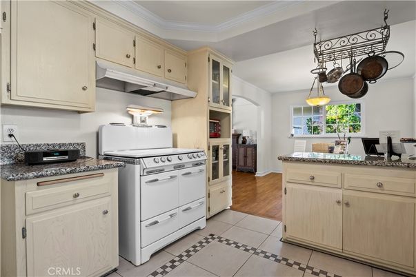Interior, Kitchen, Pendant Lights, Wood Texture Flooring