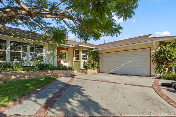 Attached, Exterior, Facade, Ranch