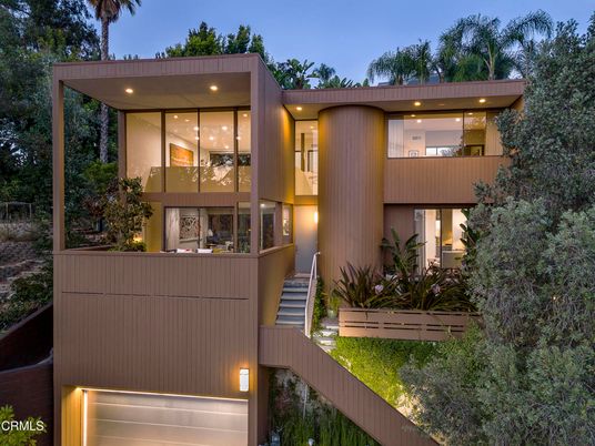 Exterior, Facade, Modern