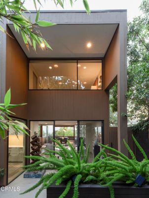 Exterior, Facade, Modern