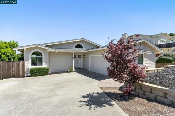 Attached, Exterior, Facade, Ranch