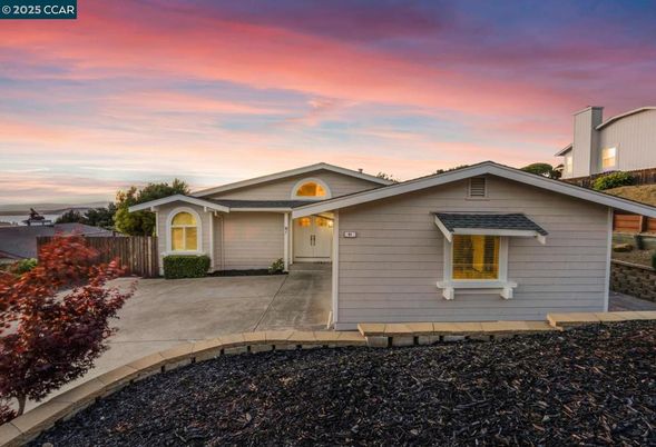 Exterior, Facade, Ranch
