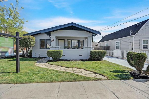 Exterior, Facade, American Craftsman