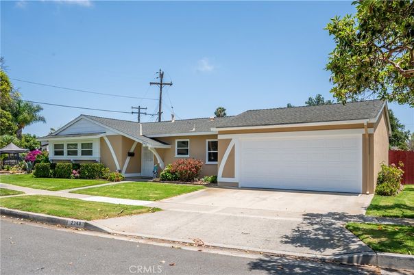 Attached, Exterior, Facade, Ranch