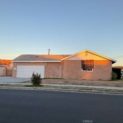 Attached, Exterior, Facade, Ranch