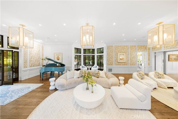 Interior, Living room, Pendant Lights, Piano, Recessed Lighting, Wood Texture Flooring