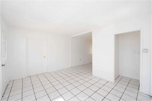 Empty room, Interior
