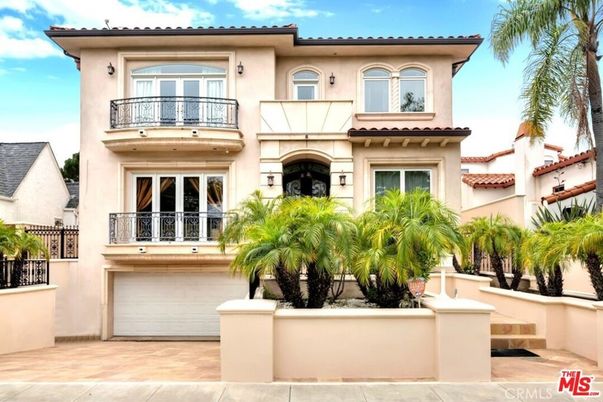 Attached, Exterior, Facade, Mediterranean