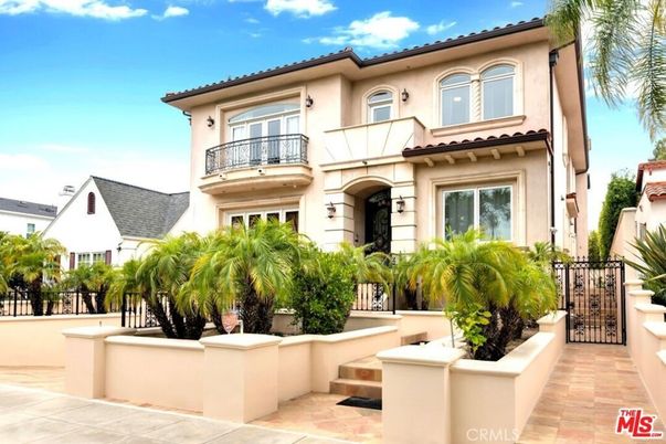 Exterior, Facade, Mediterranean