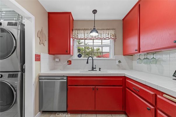 Interior, Kitchen, Pendant Lights, Tile Countertops, Washer