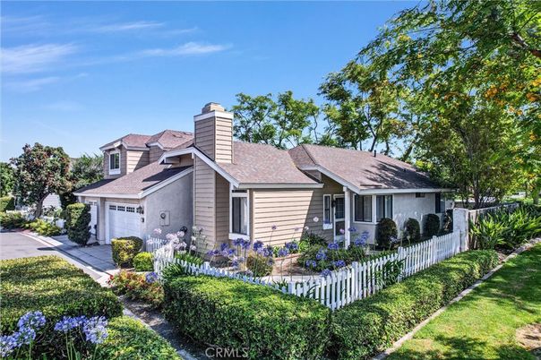 Attached, Exterior, Facade, Cape Cod