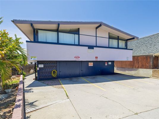 Exterior, Facade, Modern
