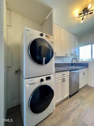 Interior, Washer, Wood Texture Flooring