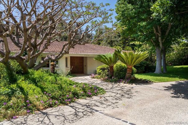 Backyard, Exterior, Facade, Ranch