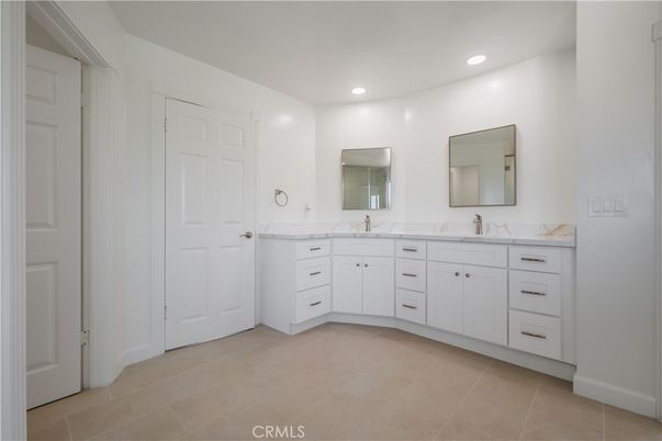 Bathroom, Dual Sink Vanities, Interior, Recessed Lighting