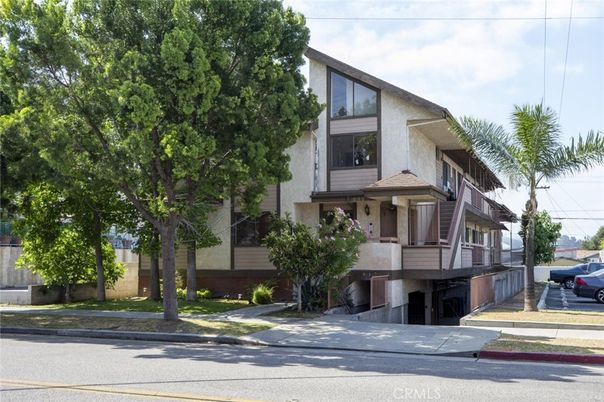 Exterior, Facade, Modern