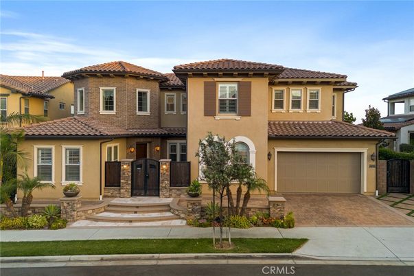 Attached, Exterior, Facade, Mediterranean