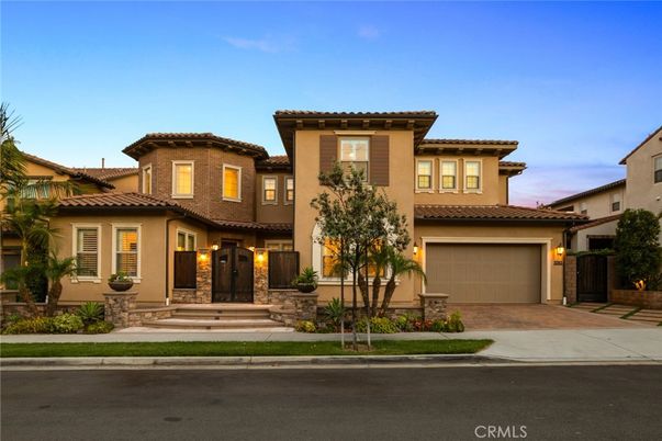 Attached, Exterior, Facade, Mediterranean