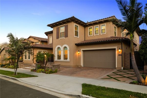 Attached, Exterior, Facade, Mediterranean