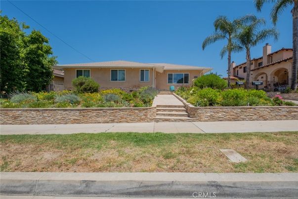 Exterior, Facade, Ranch