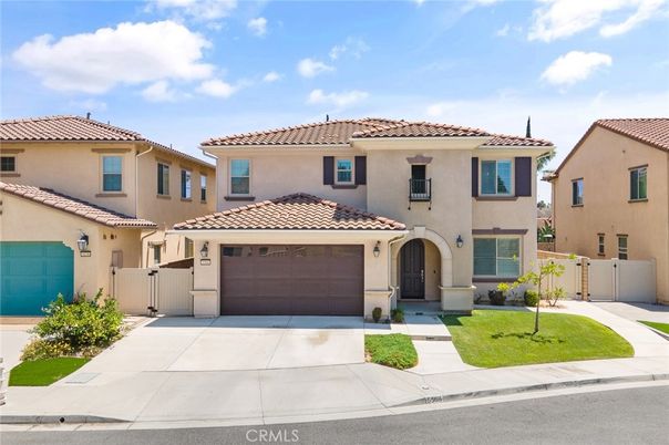 Attached, Exterior, Facade, Mediterranean