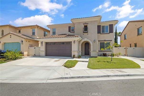 Attached, Exterior, Facade, Mediterranean