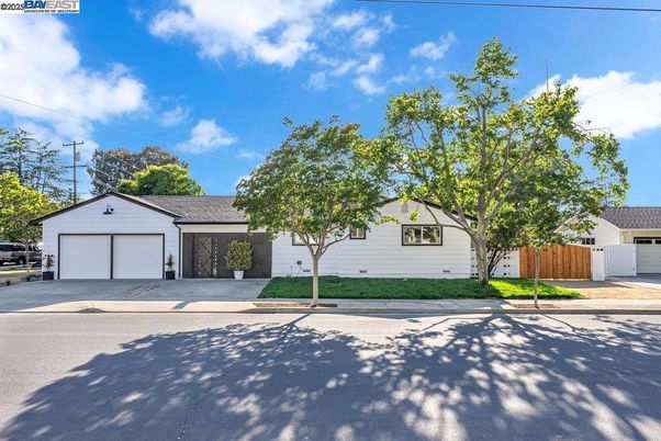 Attached, Exterior, Facade, Ranch