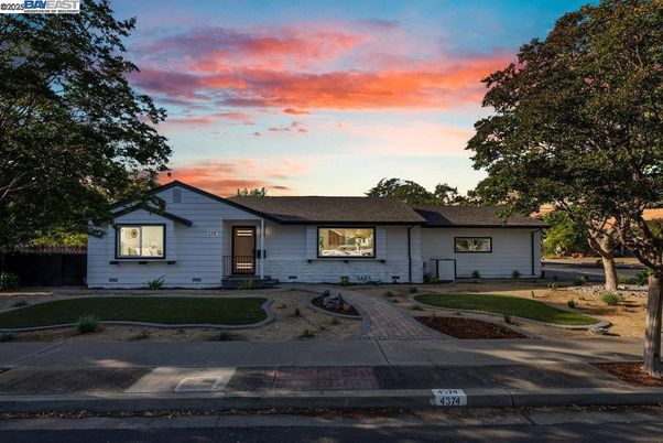 Exterior, Facade, Ranch