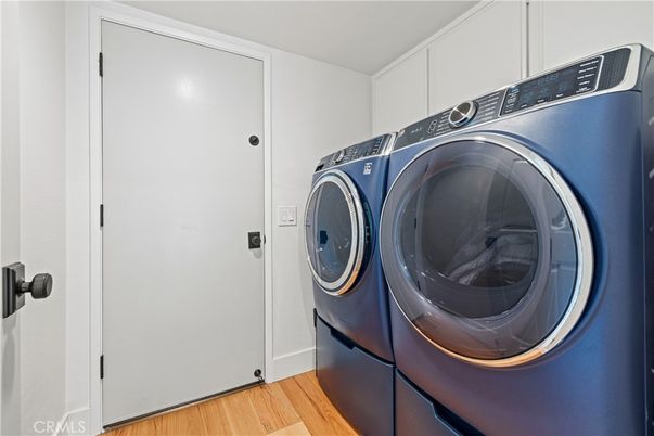 Interior, Washer, Wood Texture Flooring