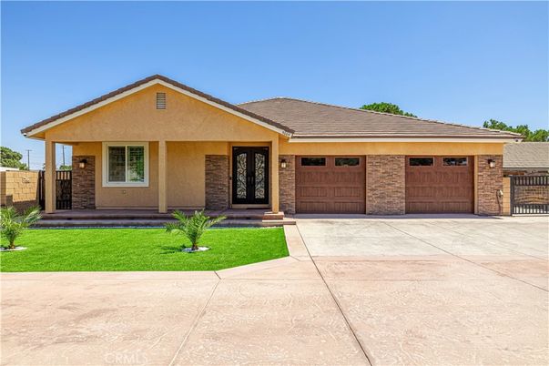 Attached, Exterior, Facade, Ranch