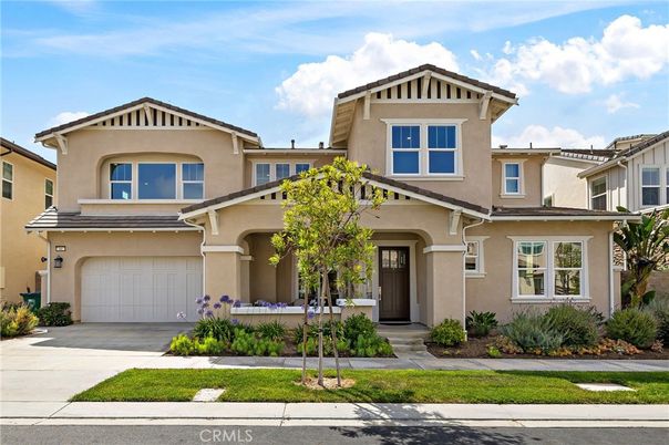 Attached, Exterior, Facade, Mediterranean