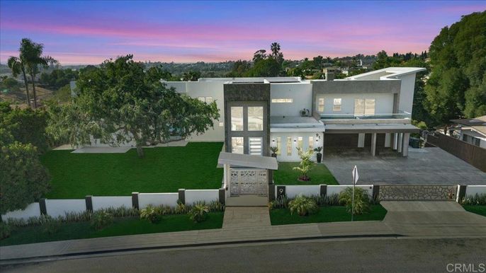 Exterior, Facade, Modern