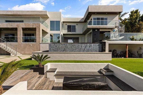 Exterior, Facade, Modern