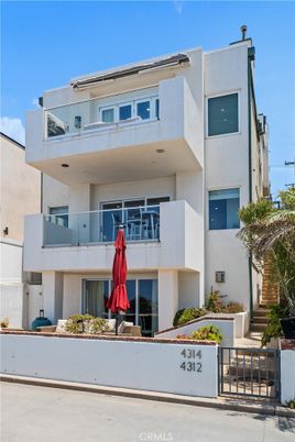 Exterior, Facade, Modern
