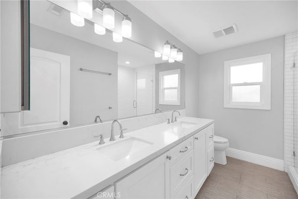 Bathroom, Dual Sink Vanities, Interior