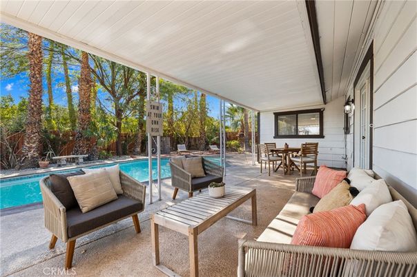 Dining room, Exterior, Pool