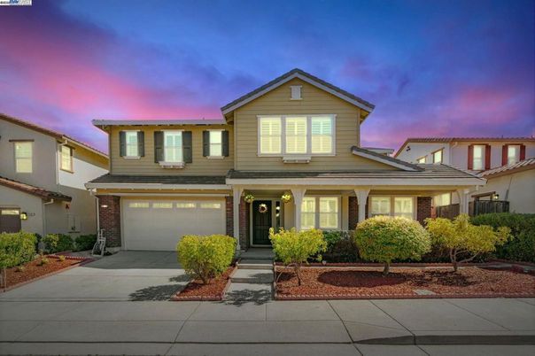 Attached, Exterior, Facade, American Craftsman
