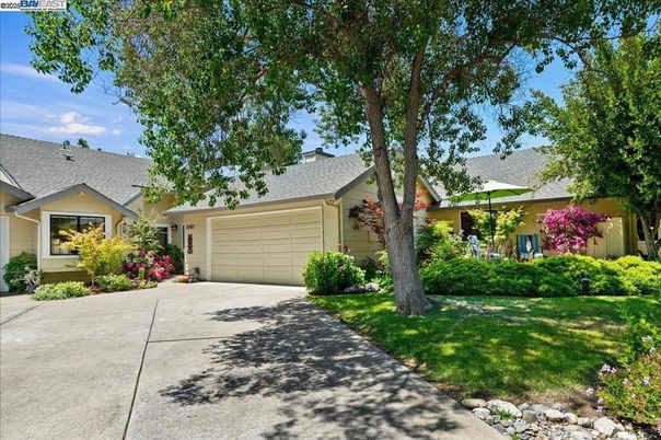 Attached, Exterior, Facade, Ranch
