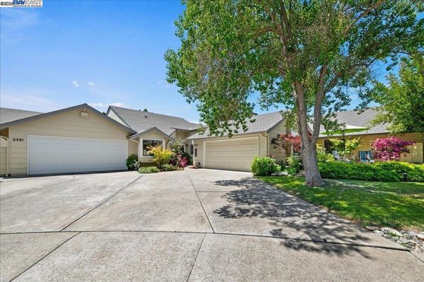 Attached, Exterior, Facade, Ranch