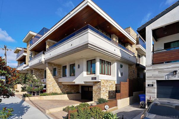 Exterior, Facade, Modern