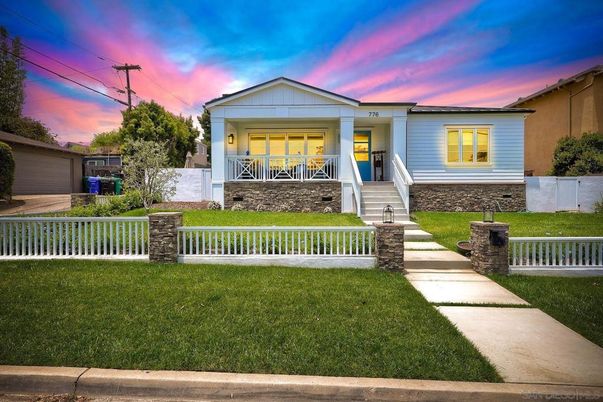 Exterior, Facade, Ranch