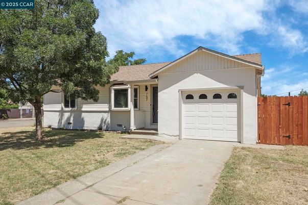 Attached, Exterior, Facade, Ranch