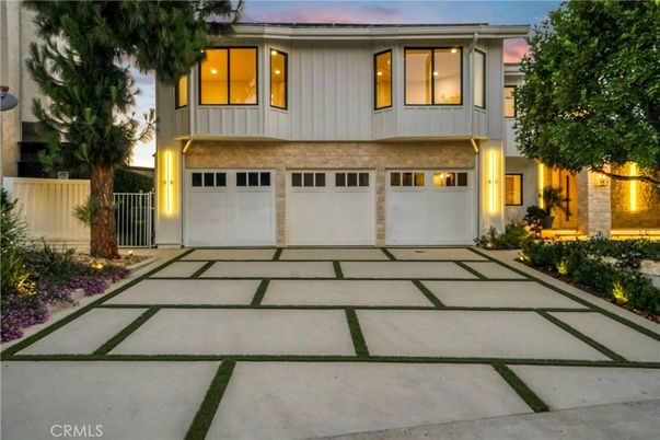 Attached, Exterior, Facade, Split Level
