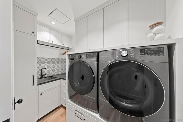 Interior, Recessed Lighting, Washer, Wood Texture Flooring