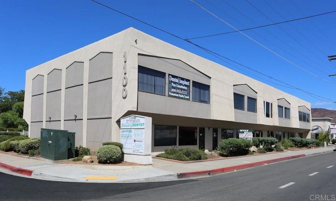 Exterior, Facade, Modern