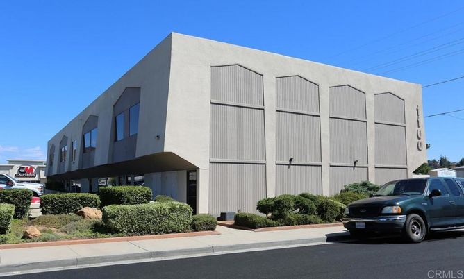 Exterior, Facade, Modern