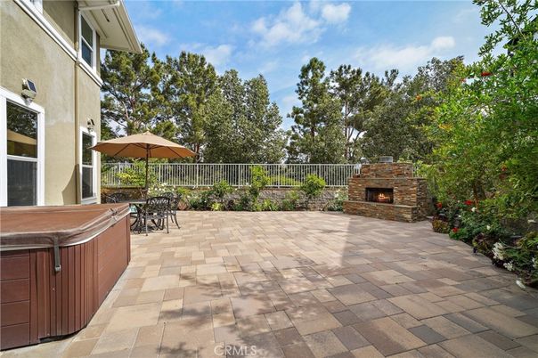 Exterior, Fireplace, Hot Tub