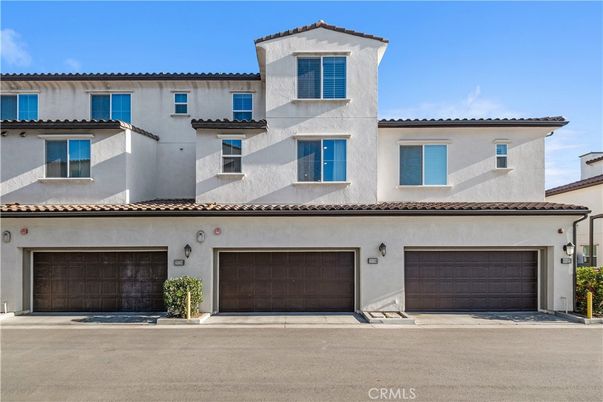 Attached, Exterior, Facade, Mediterranean