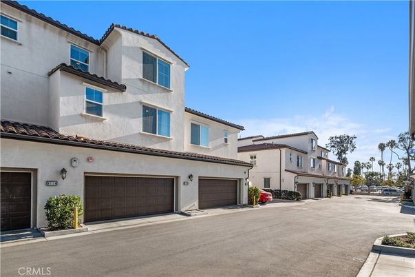 Attached, Exterior, Facade, Mediterranean