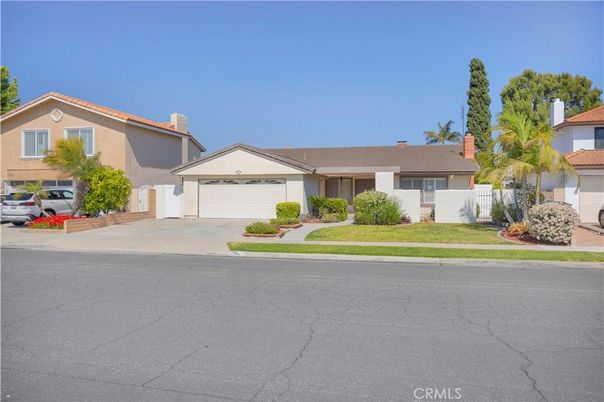 Attached, Exterior, Facade, Ranch
